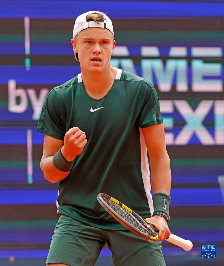 决胜盘来了！卡林斯卡娅追身发球造成对手失误扳回一盘